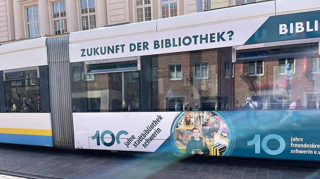 Straßenbahnwerbung für die Stadtbibliothek Schwerin © Ceranski